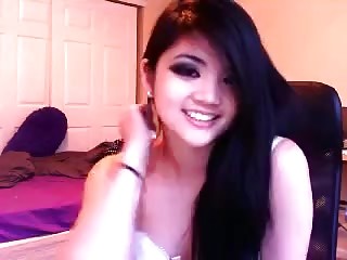 Vietnamese cam girl is showing her ass